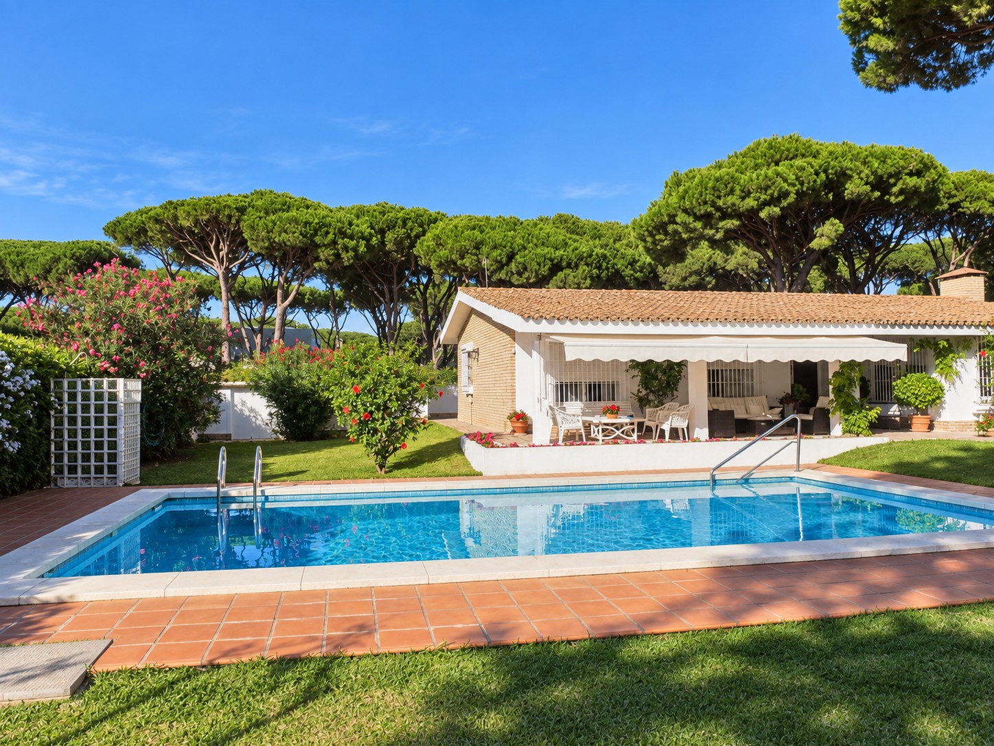 Chalet de una planta con piscina en Vistahermosa — Vistahermosa, El Puerto de Santa María (2)