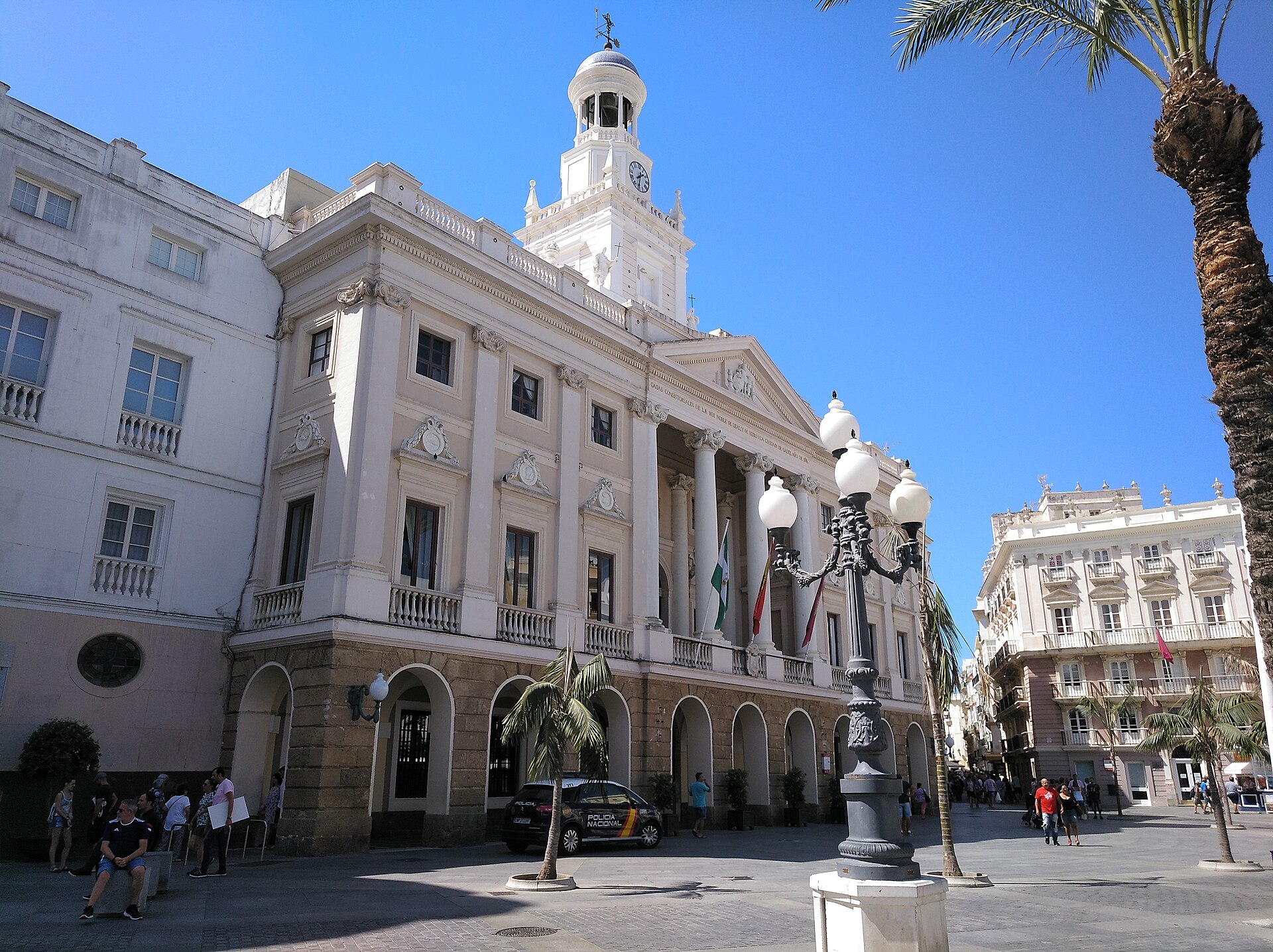 Cádiz roza 3.252 €/m² y expulsa la demanda a la Bahía