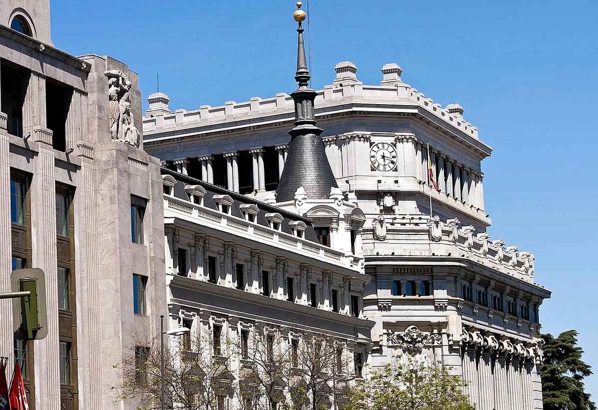 Detalle arquitectónico de edificios institucionales en el centro de Madrid.