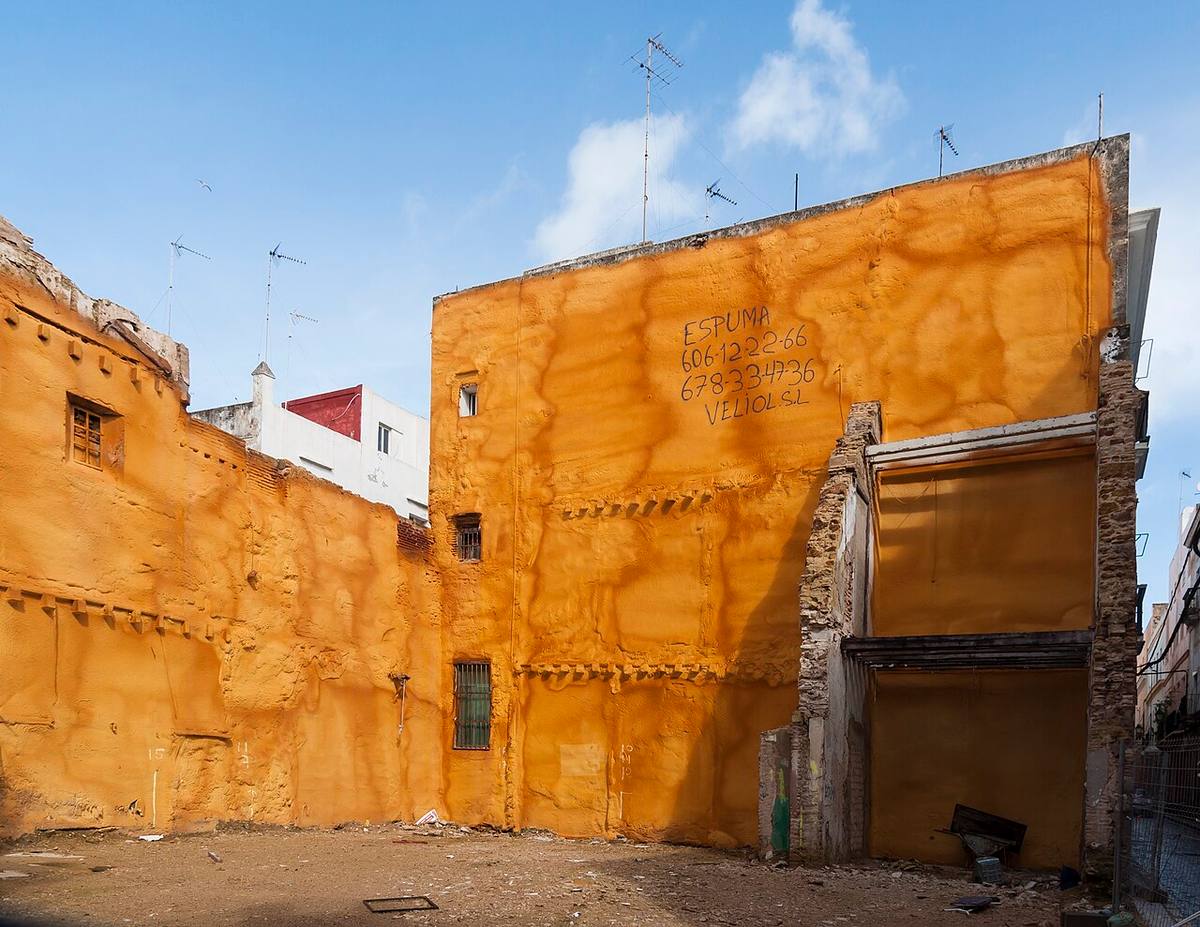 Solar y muros medianeros en una zona de obras del centro de Cádiz.