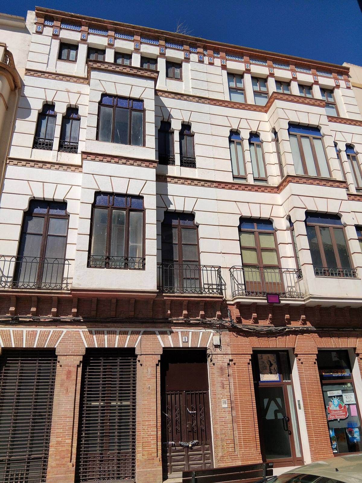 Edificio de apartamentos con detalles arquitectónicos en Puente Genil.