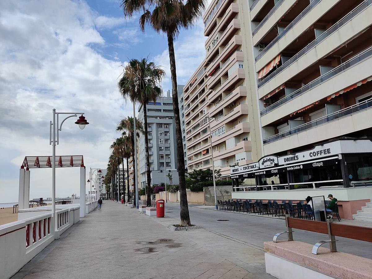 Edificios residenciales y locales comerciales en el Paseo Marítimo de Cádiz.