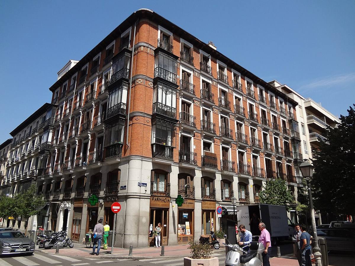 Edificio residencial de arquitectura clásica en el distrito de Salamanca, Madrid.