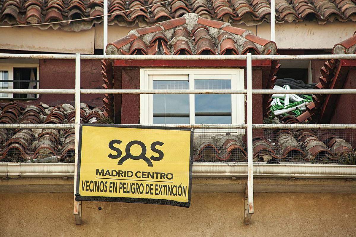 Cartel de protesta vecinal en un edificio de viviendas del centro de Madrid.