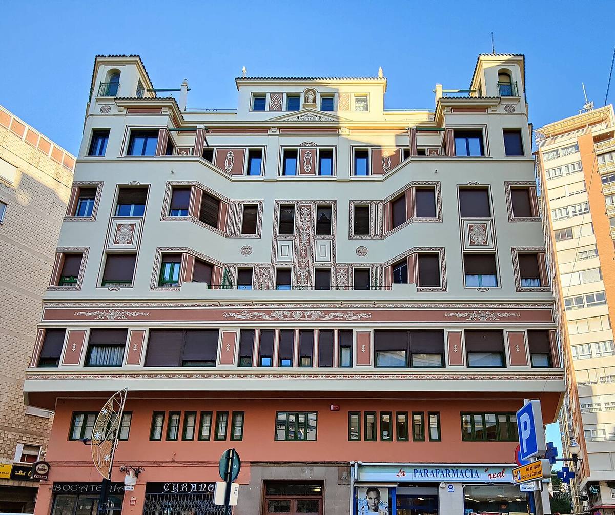 Edificio residencial con locales comerciales en Navarra.