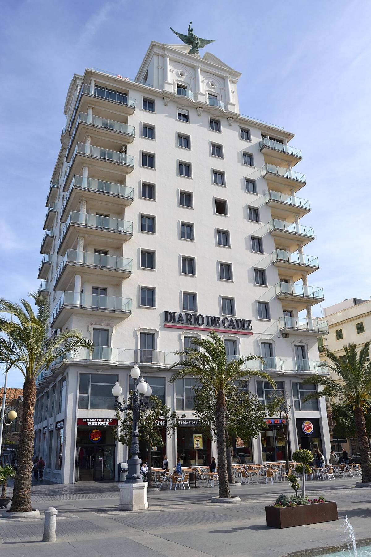 Edificio de viviendas y locales comerciales en una plaza de Cádiz.