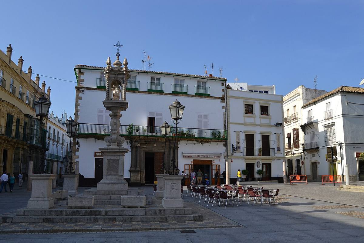 Entorno residencial y comercial en la Plaza de España de El Puerto de Santa María.