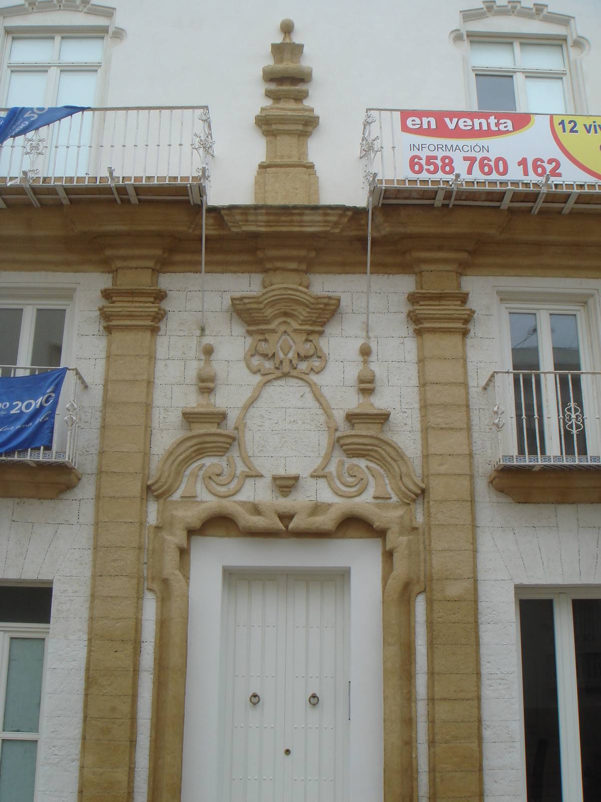 Cartel de venta de viviendas en un edificio de la calle Real de San Fernando.