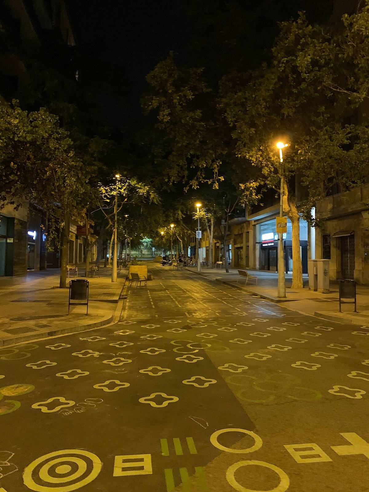 Vista nocturna de una calle peatonalizada en el distrito del Eixample, Barcelona.