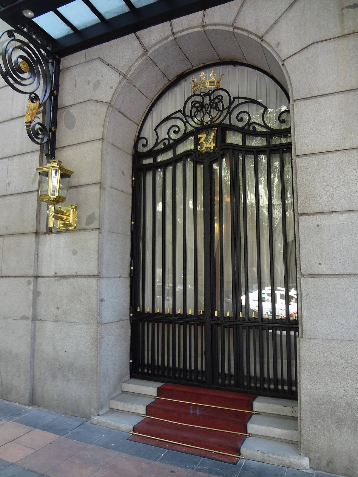 Entrada de un edificio residencial en el barrio de Salamanca, Madrid.