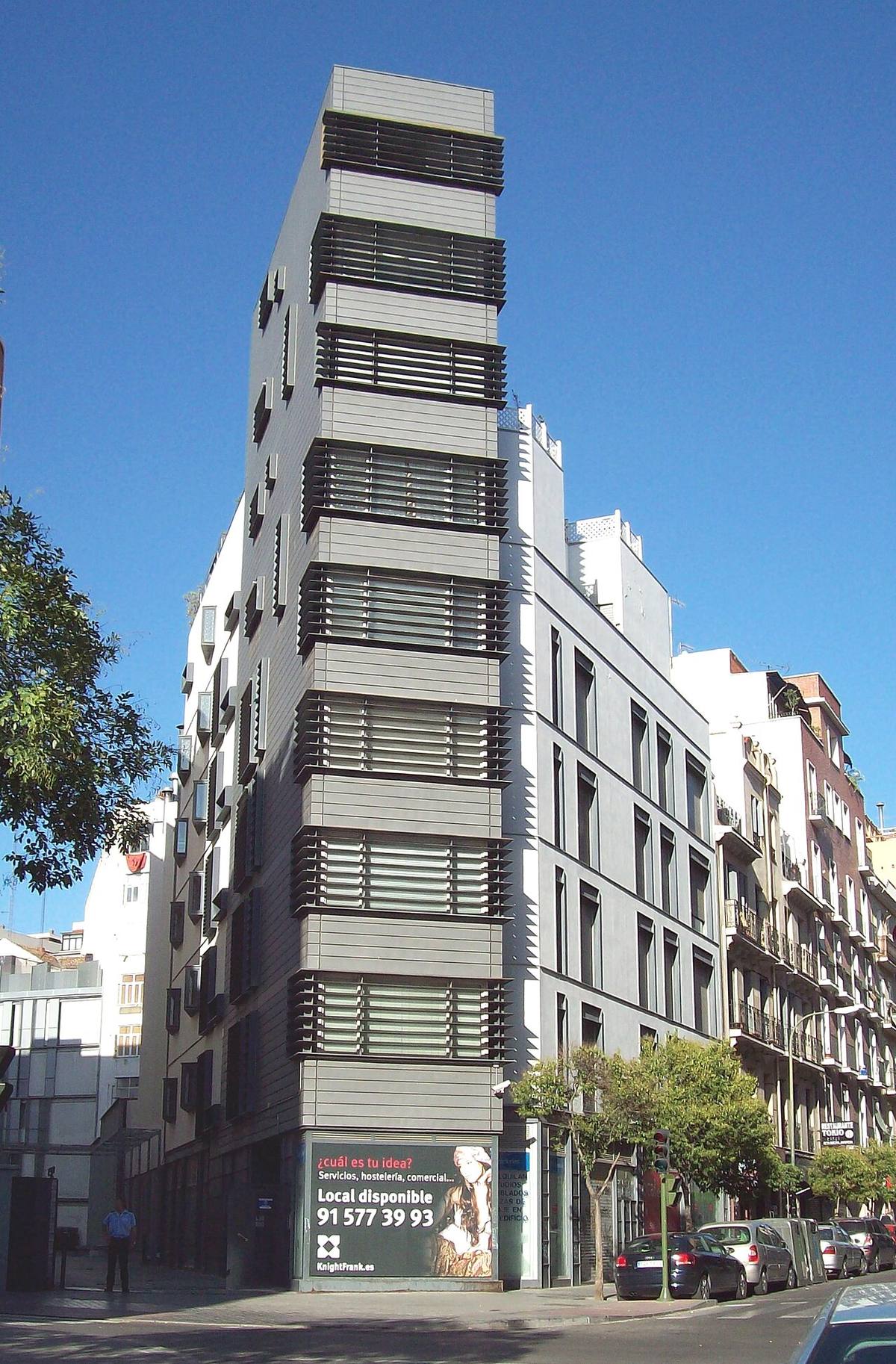 Edificio de viviendas de diseño moderno en el barrio de Argüelles, Madrid.