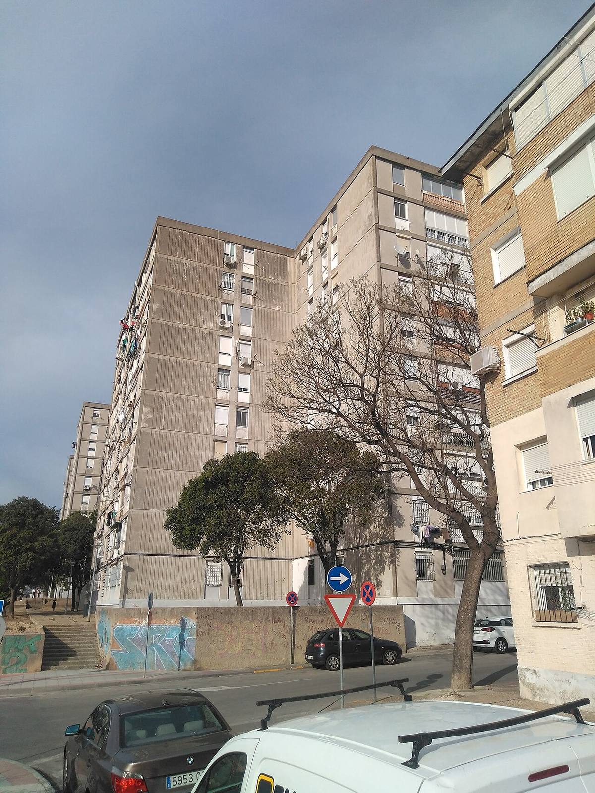 Bloques de viviendas de protección oficial en un barrio residencial.