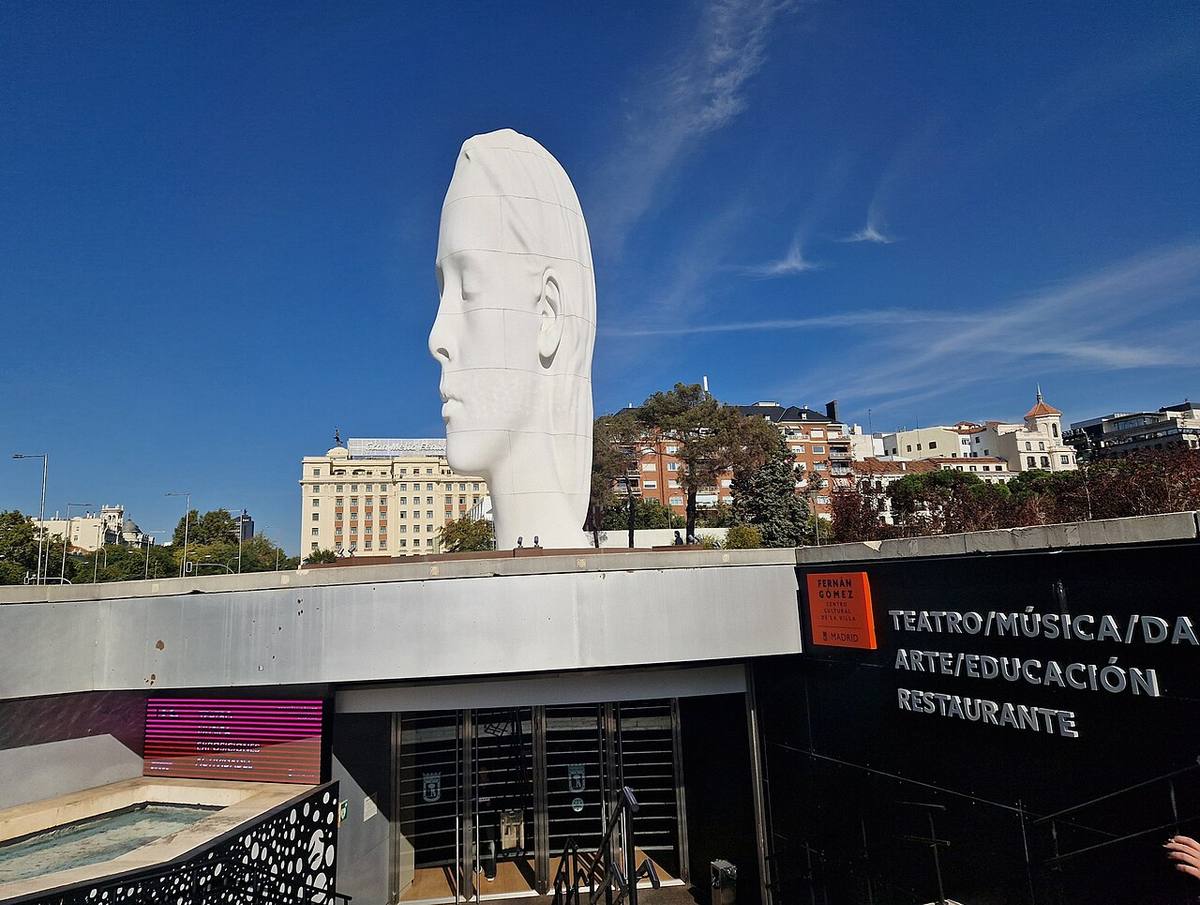 Escultura gigante en el acceso al Centro Cultural de la Villa en Madrid.