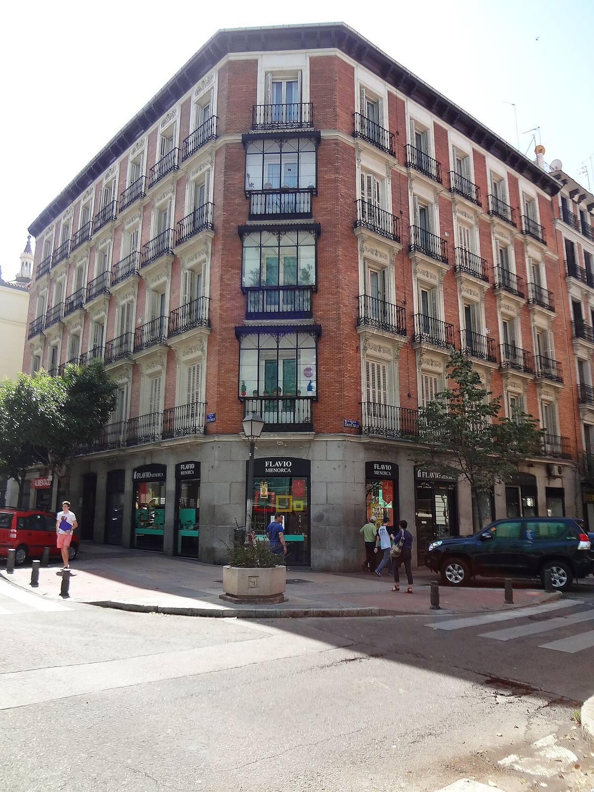 Edificio de ladrillo visto con miradores en el barrio de Salamanca, Madrid.