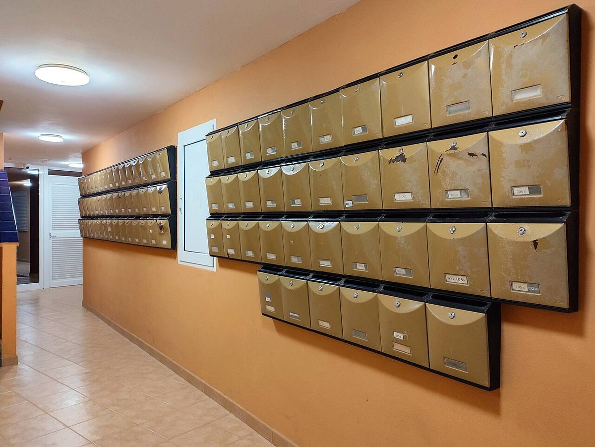Buzones en el portal de un edificio de viviendas en España.