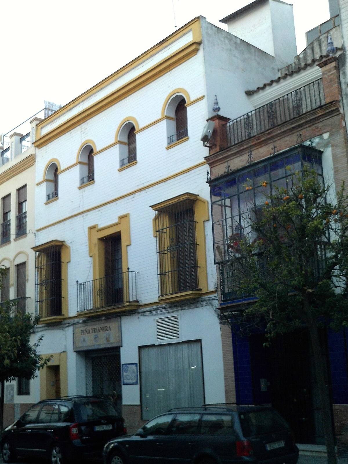Fachada de edificios de viviendas tradicionales en el barrio de Triana, Sevilla.