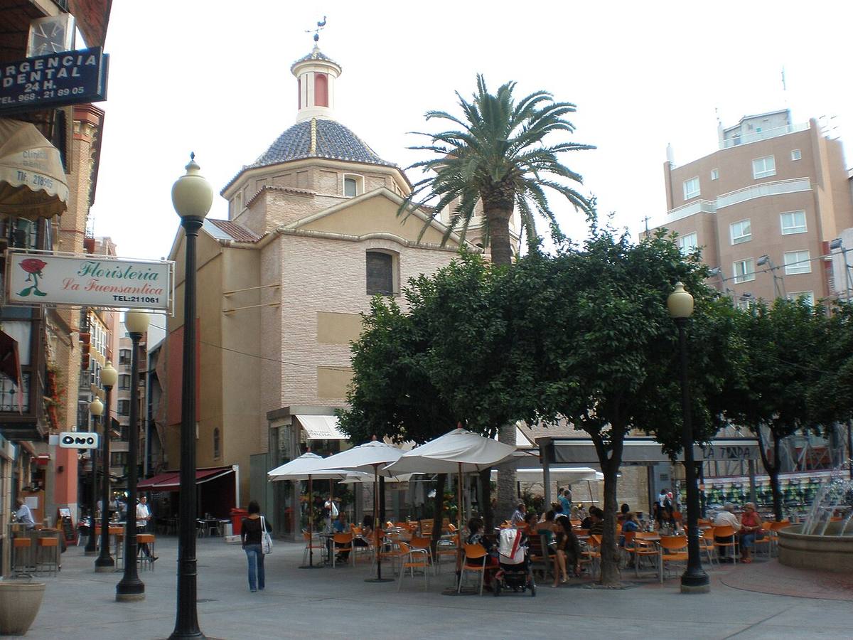Terrazas en la plaza de las Flores de Murcia.
