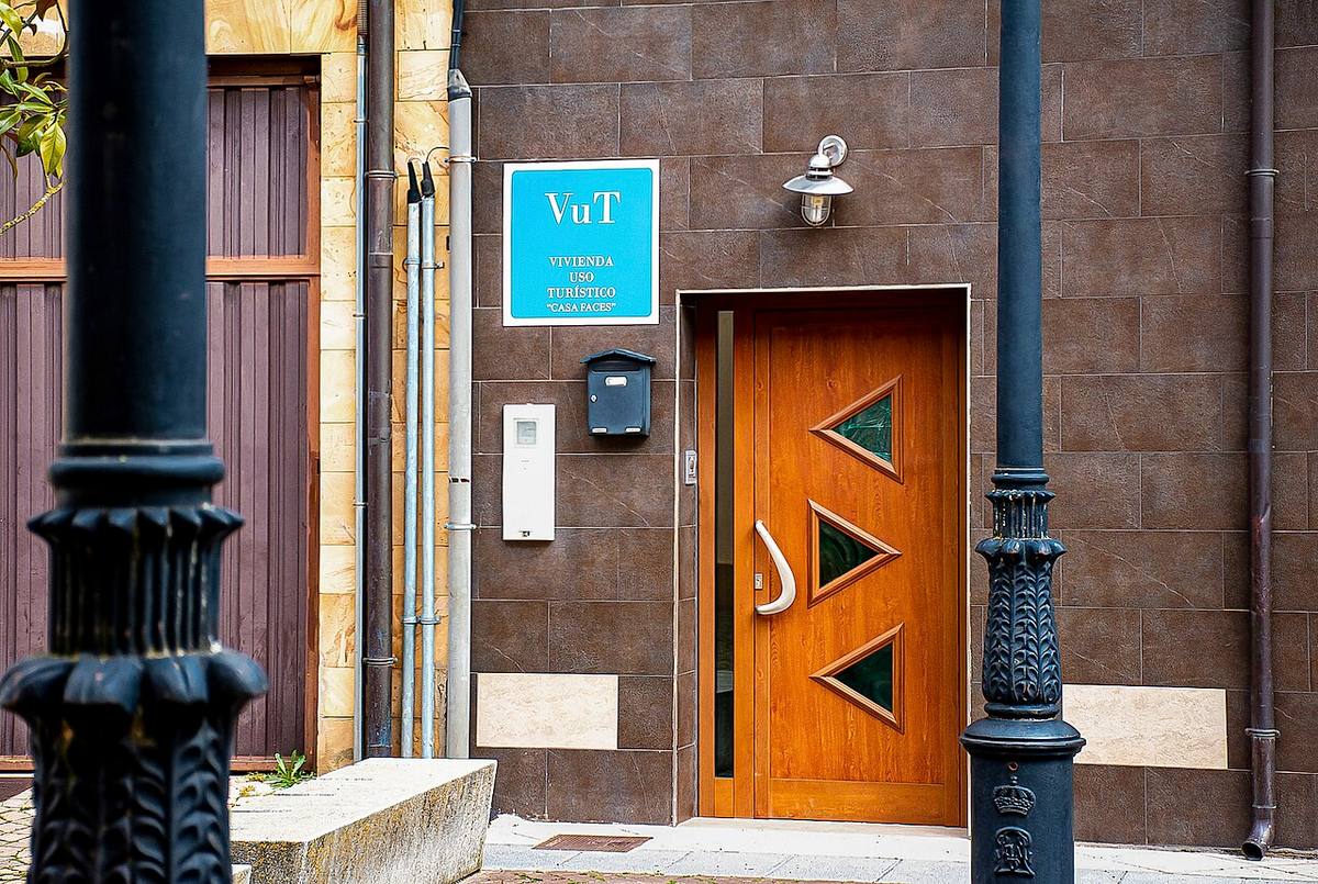 Placa distintiva de Vivienda de Uso Turístico (VuT) en un edificio.