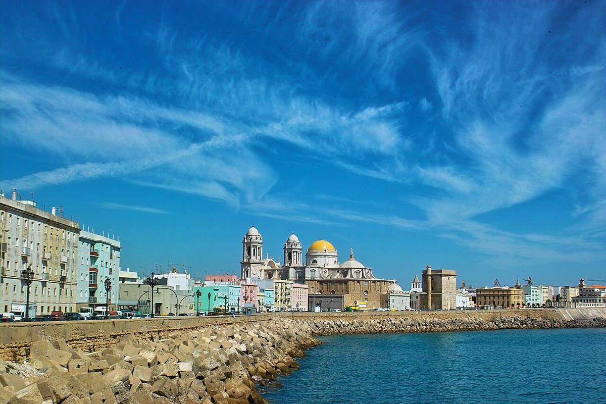Vista del frente marítimo de Cádiz con la catedral al fondo.