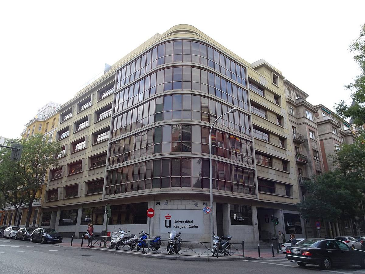 Edificio de oficinas y viviendas en la calle Quintana de Madrid.