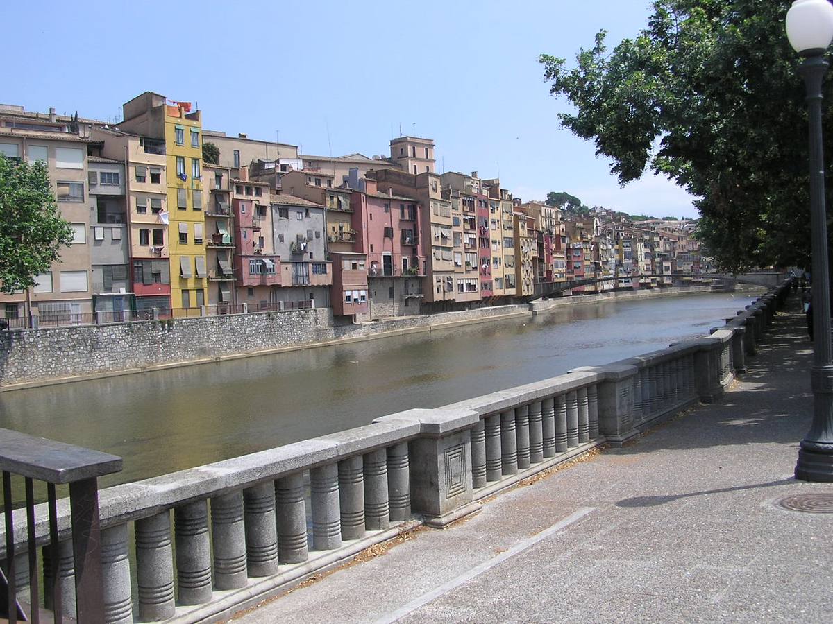 Edificios residenciales junto al río Onyar en Girona.