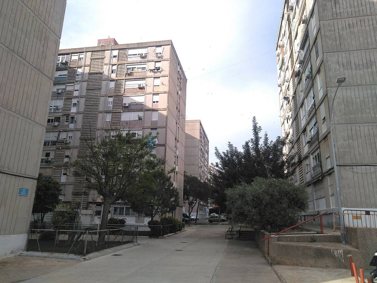 Bloques de viviendas subvencionadas en un entorno urbano.