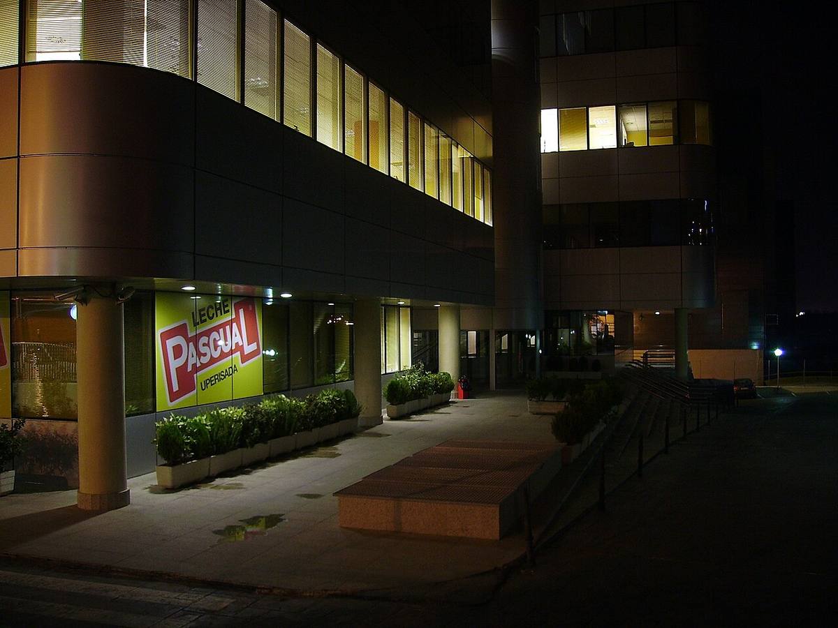 Exterior nocturno del Edificio Pascual en una zona de oficinas.