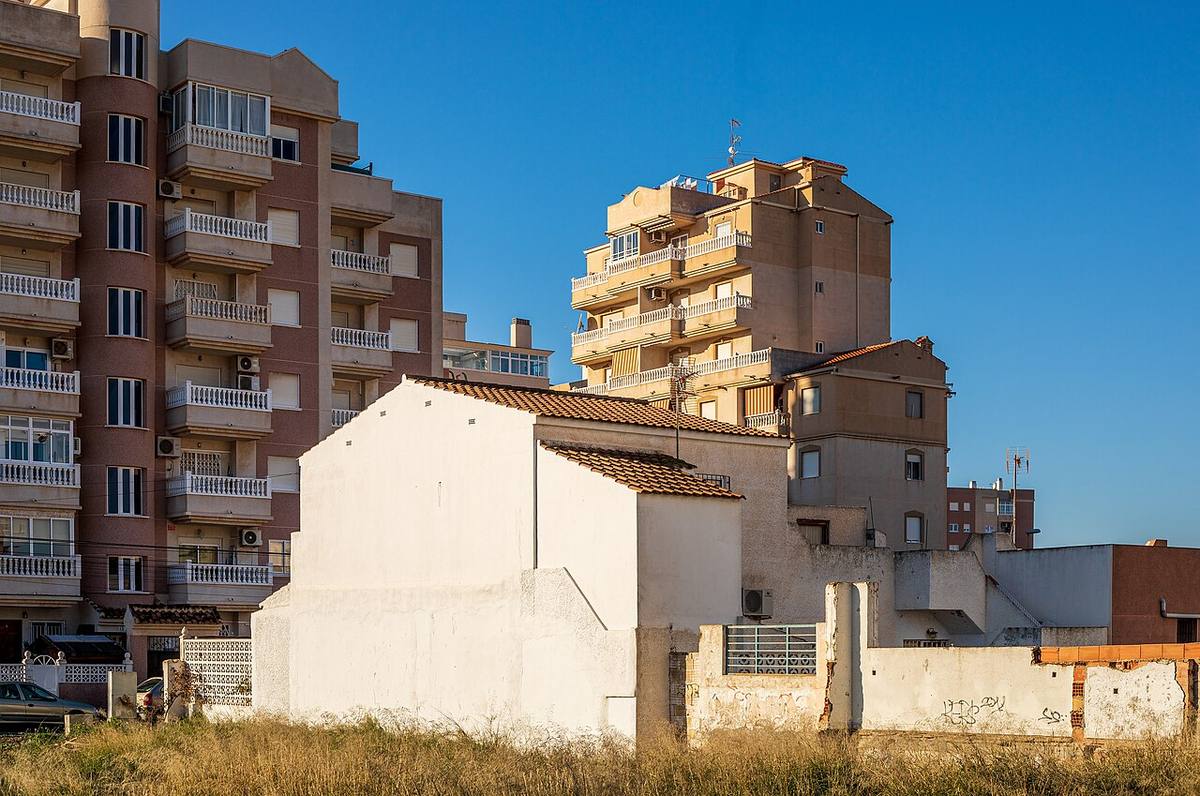 Bloques de viviendas vistos desde la calle Matilde Peñaranda en Nueva Torrevieja.