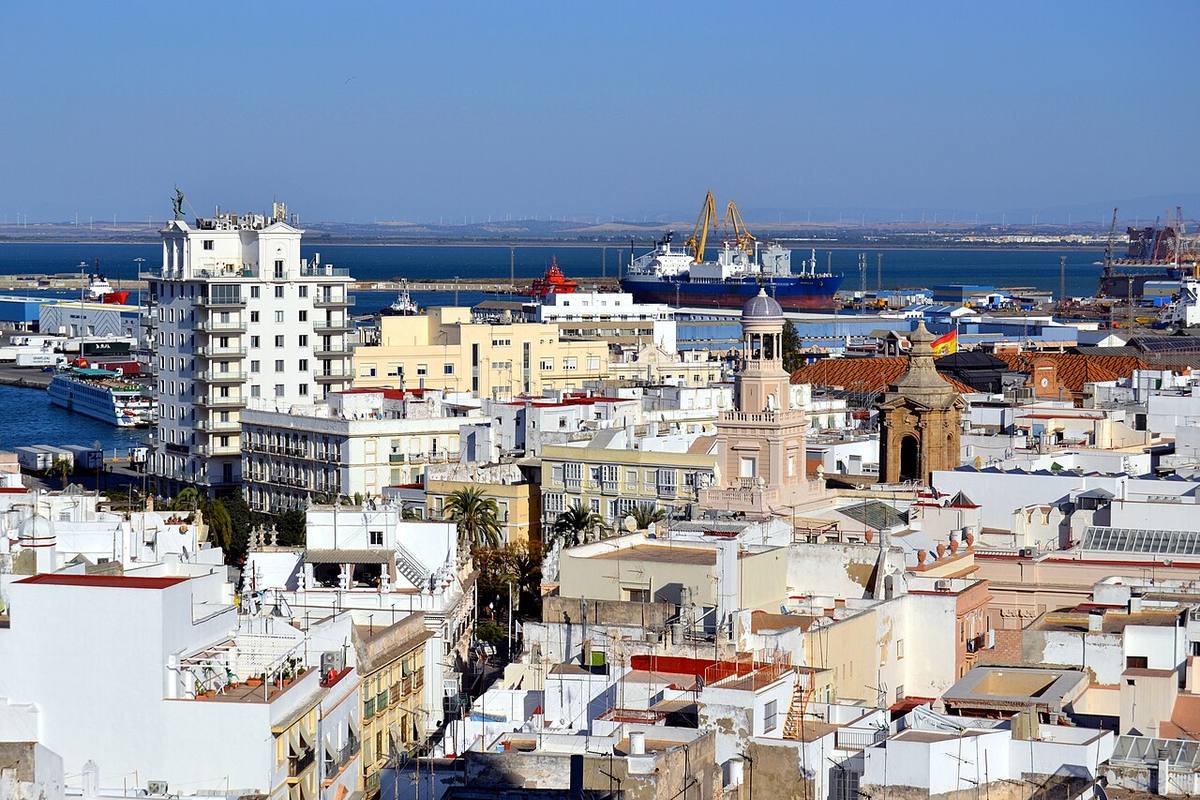 Vistas aéreas del casco urbano y la zona portuaria de Cádiz.