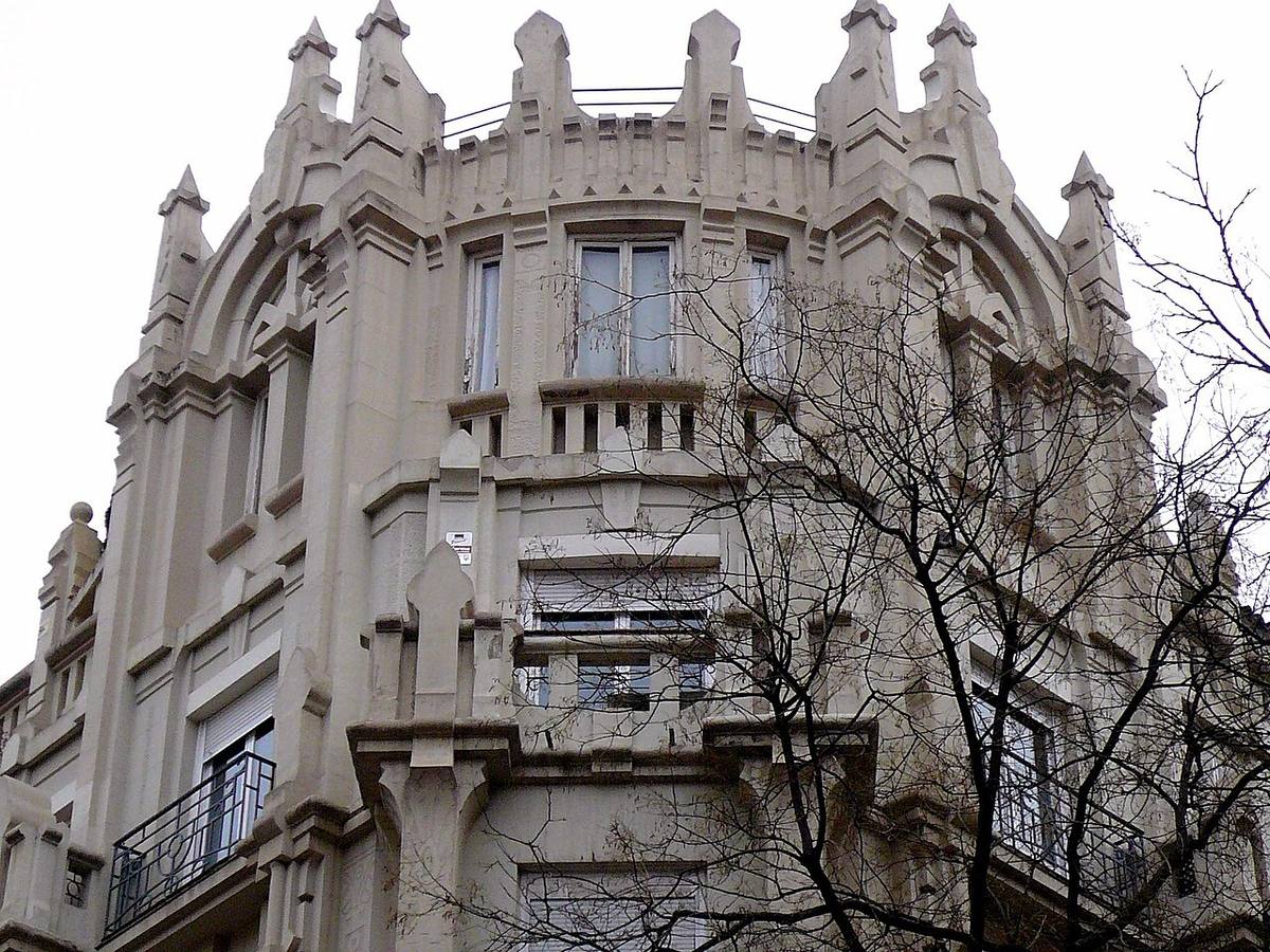 Detalle arquitectónico de un edificio de viviendas en la calle del Monte Esquinza de Madrid.