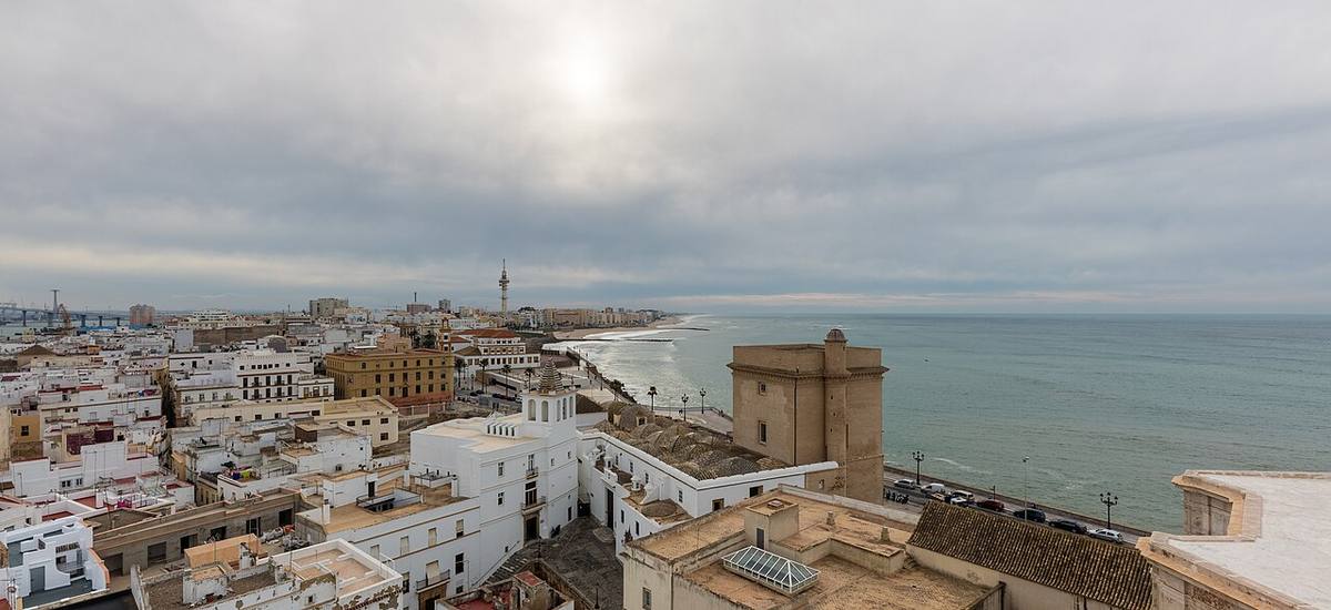 Vista panorámica de los tejados y edificios residenciales de la ciudad de Cádiz.