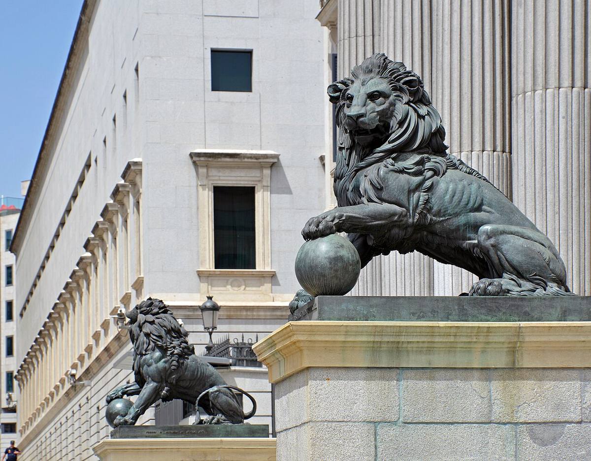 Detalle de los leones en la fachada del Congreso de los Diputados en Madrid.
