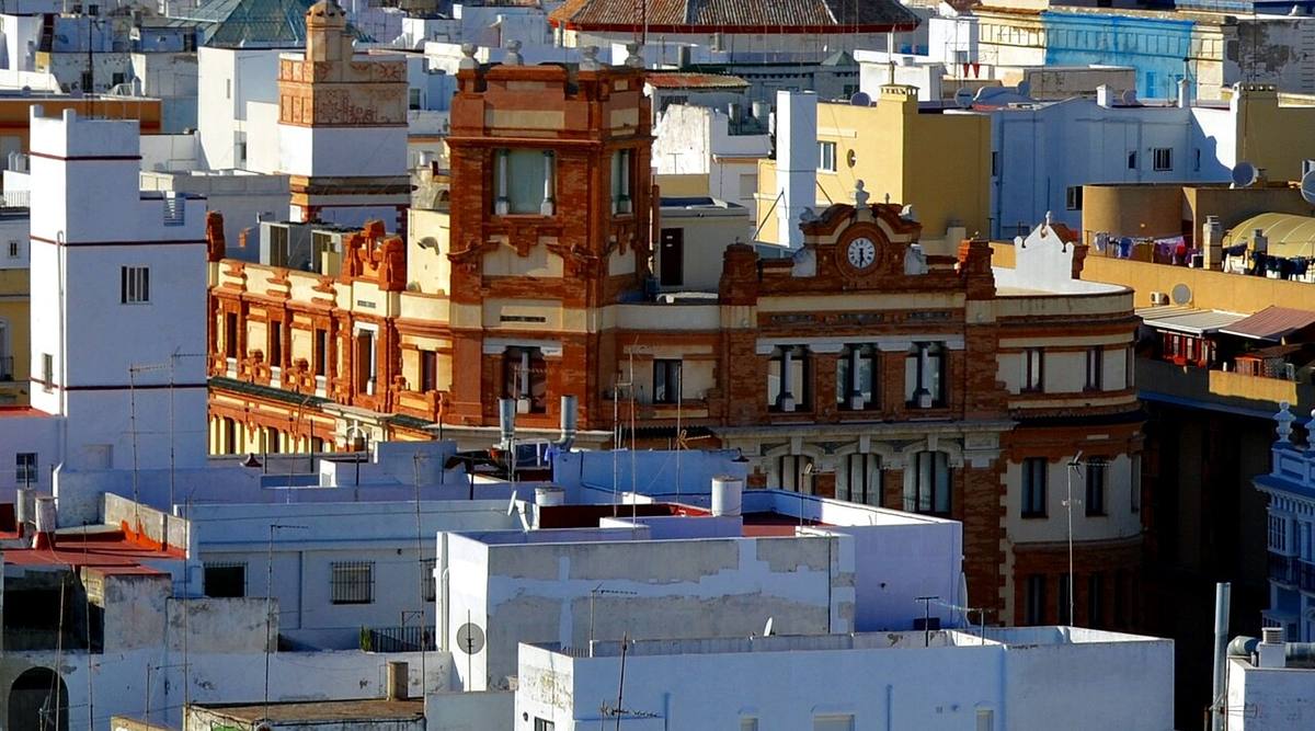 Detalle de azoteas y edificios residenciales en el centro de Cádiz.