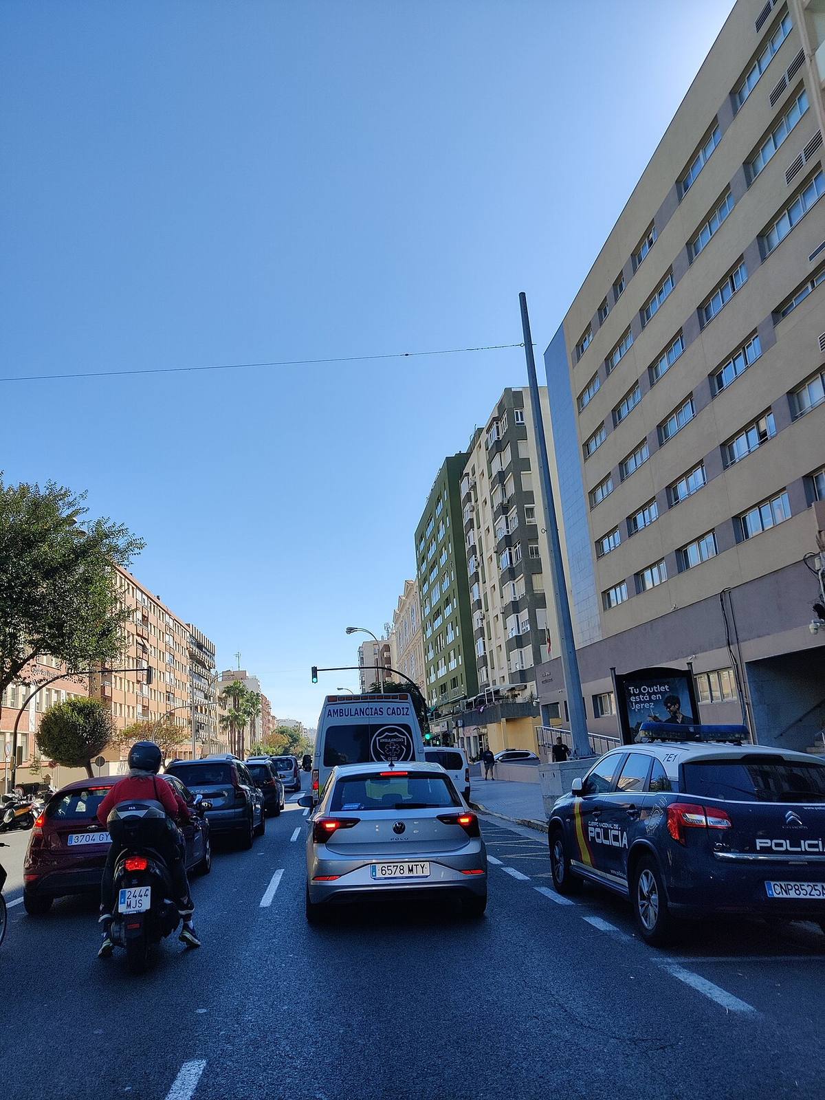 Tráfico urbano frente a edificios de viviendas en una avenida de Cádiz.