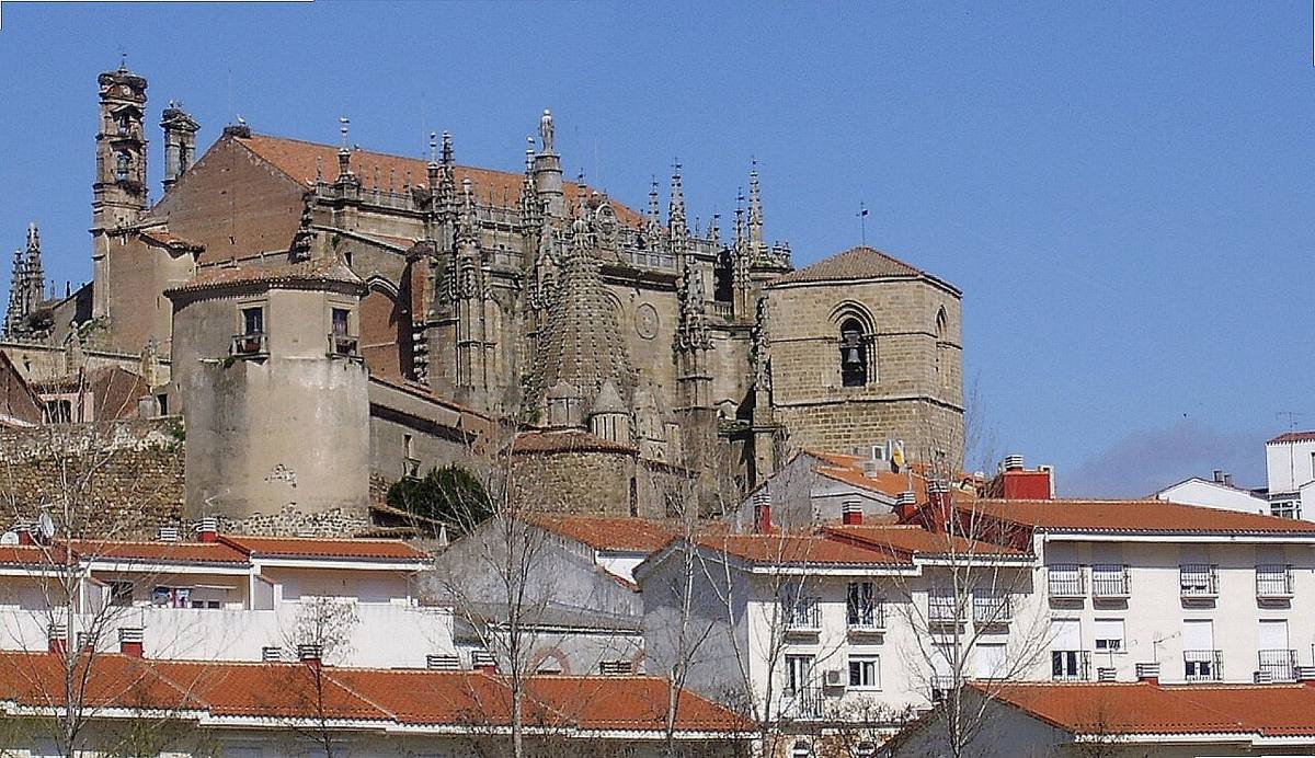 La catedral de Plasencia sobresale entre los tejados del municipio.