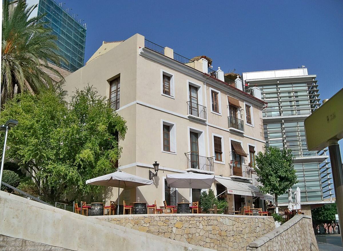Edificio de arquitectura típica malagueña del siglo XIX en Málaga.
