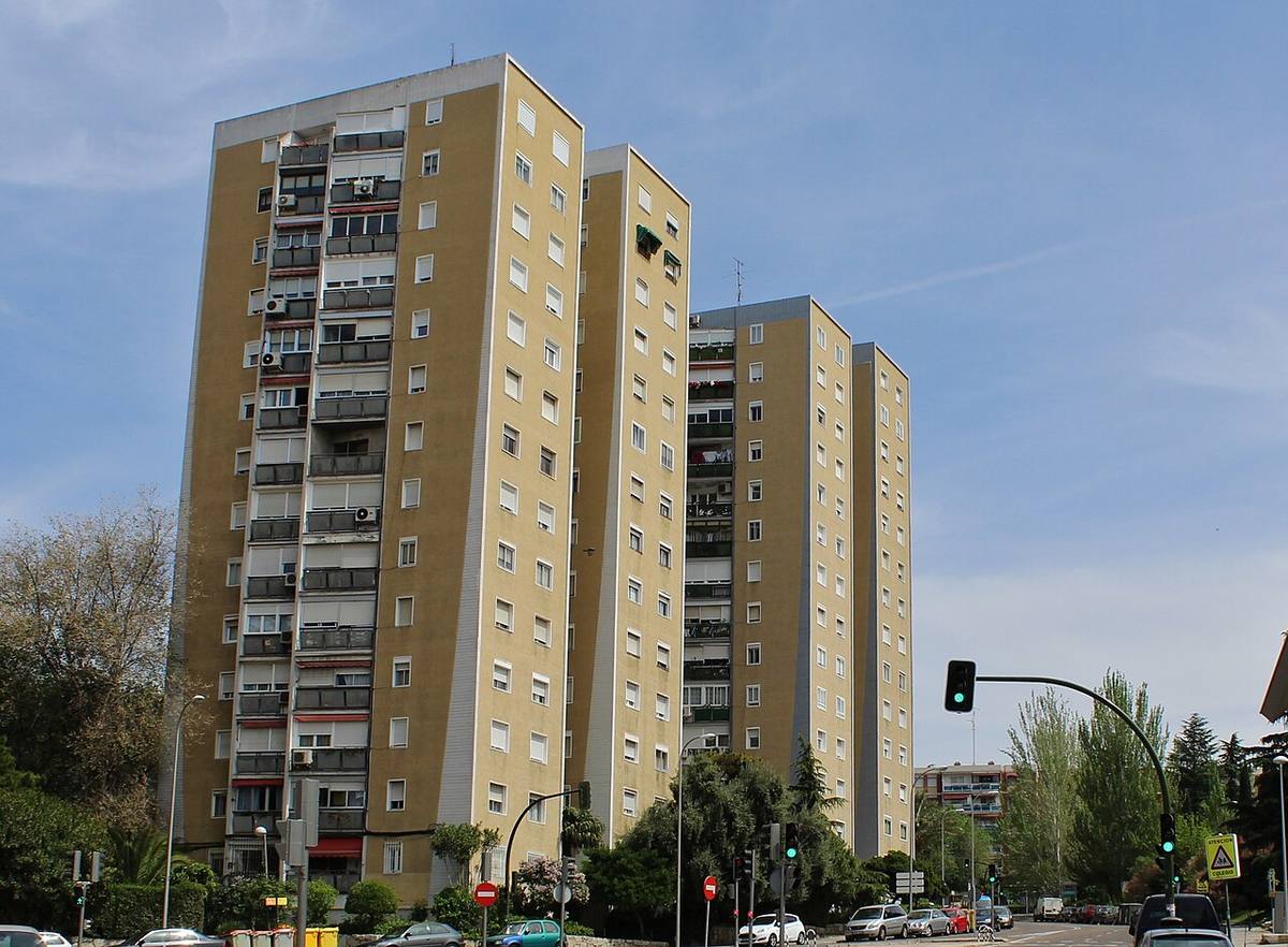 Bloques de viviendas de gran altura en una zona urbana.