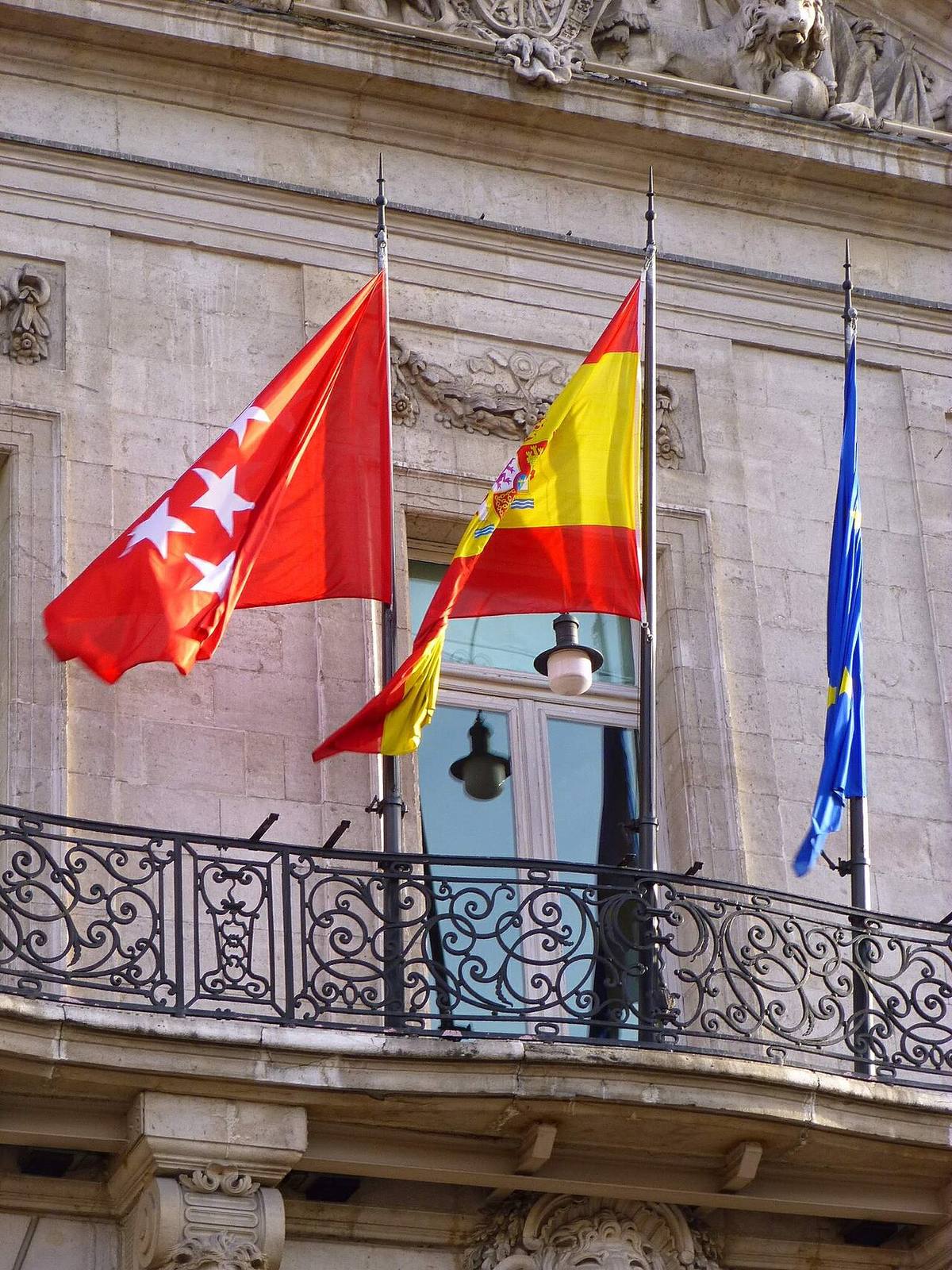 Banderas oficiales en el balcón de la Real Casa de Correos, sede del Gobierno regional.