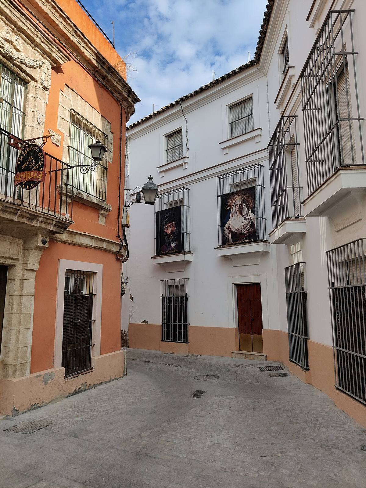 Callejón con edificios residenciales en el centro de Jerez.