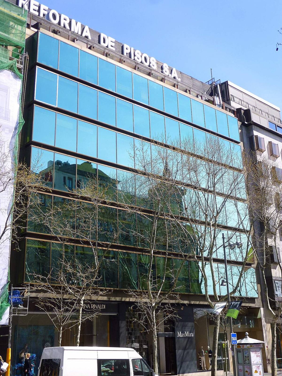 Edificio de oficinas y locales comerciales en la calle de Serrano, en el distrito de Salamanca.