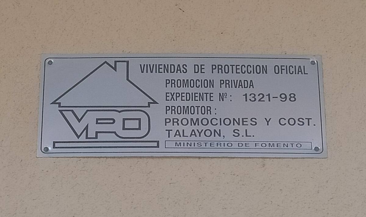 Placa de Vivienda de Protección Oficial (VPO) en una fachada de Mazarrón.