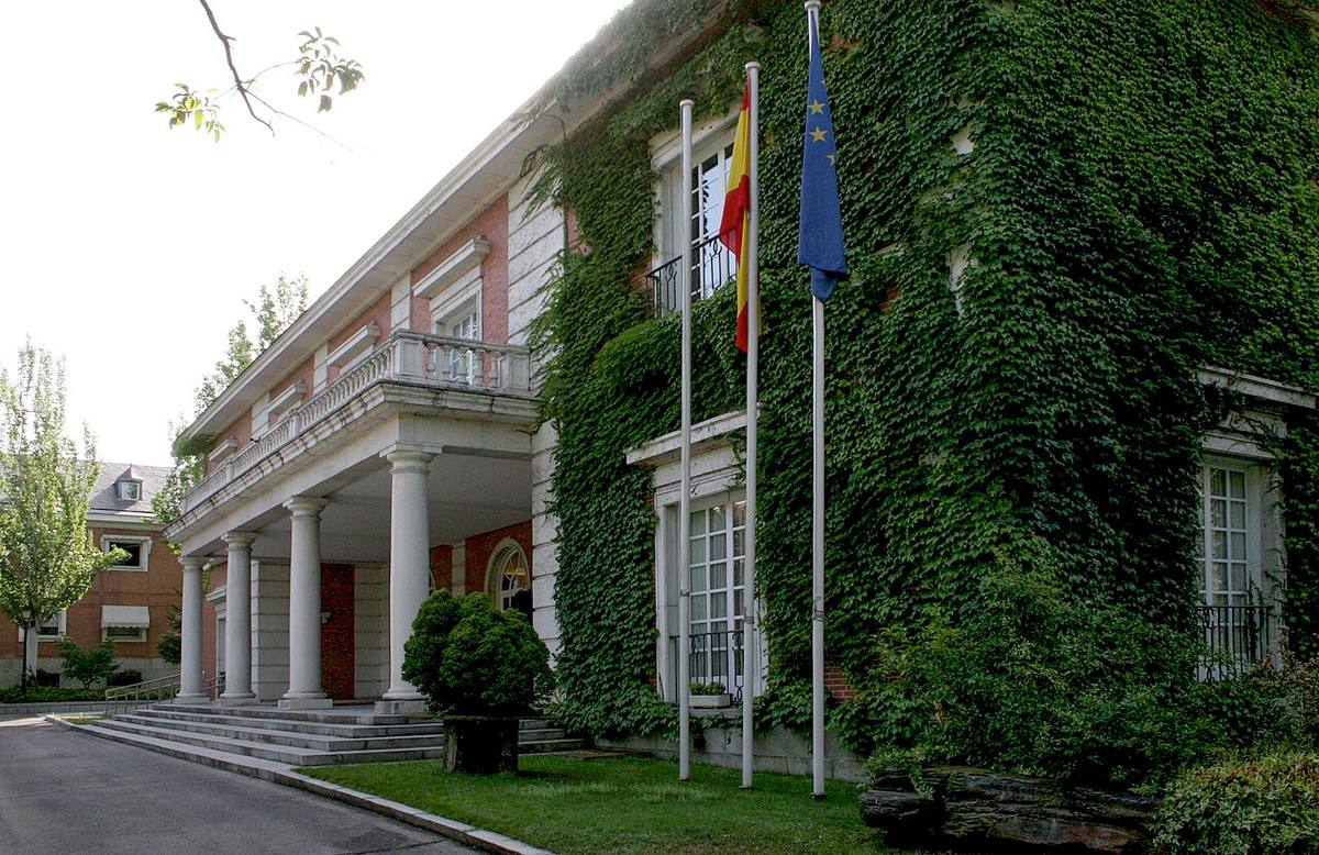 Entrada principal del Palacio de la Moncloa en Madrid.