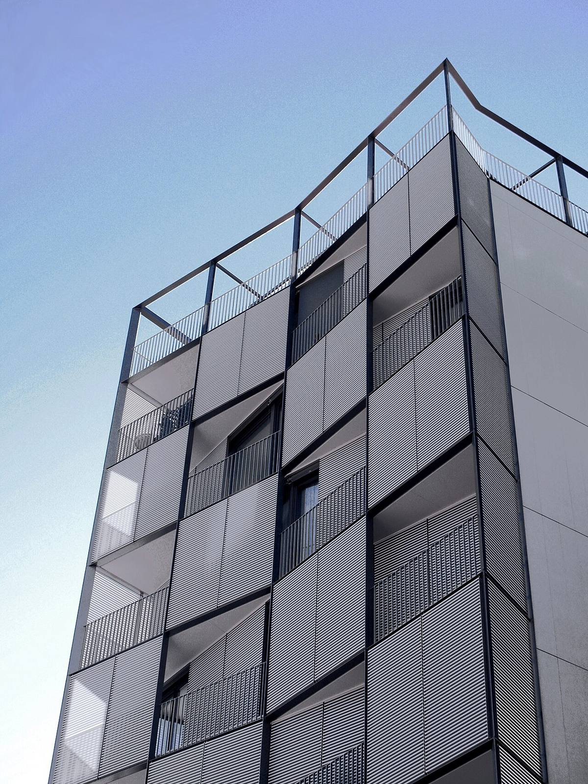 Fachada de un edificio de viviendas moderno en la plaza de Lesseps, Barcelona.