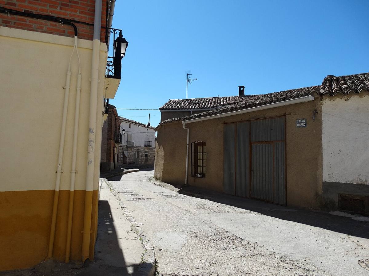 Vista de una calle con edificaciones rurales en el municipio de Tiedra.