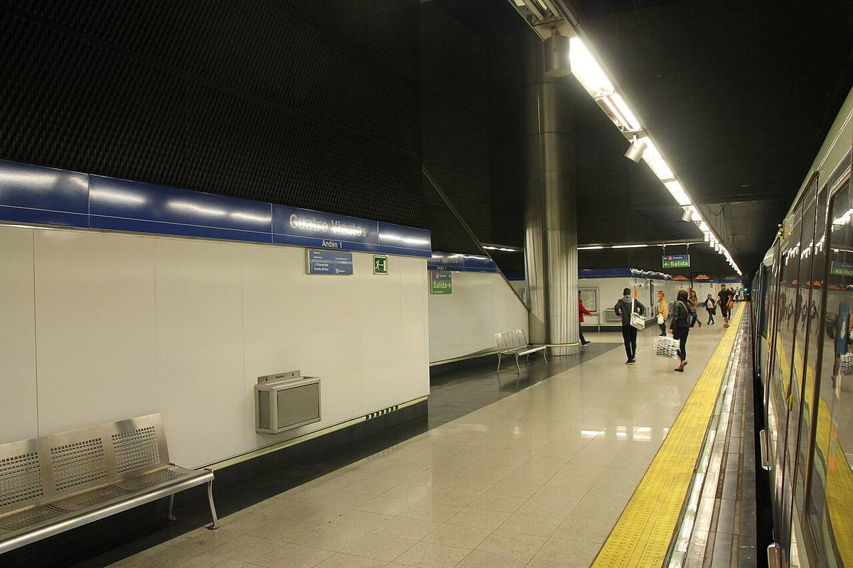 Andén de la línea 10 de Metro en la estación de Cuatro Vientos.
