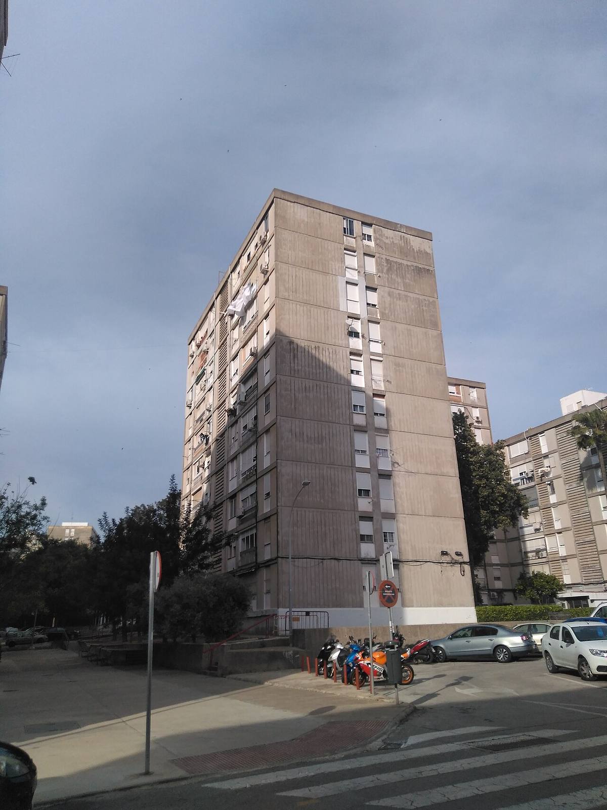 Bloque de viviendas plurifamiliares en una zona urbana.