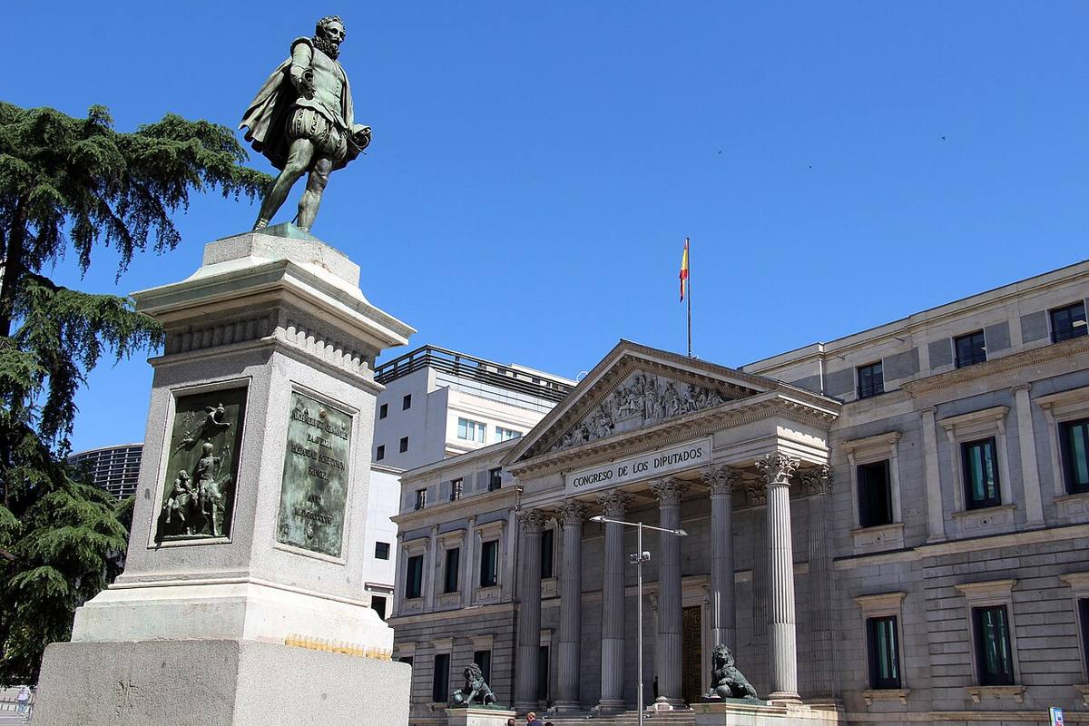 Estatua de Miguel de Cervantes frente al Palacio de las Cortes en Madrid.
