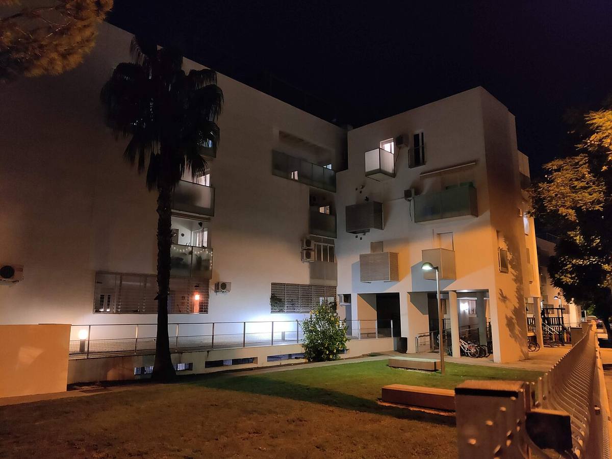 Zonas comunes y jardines de un complejo residencial por la noche.