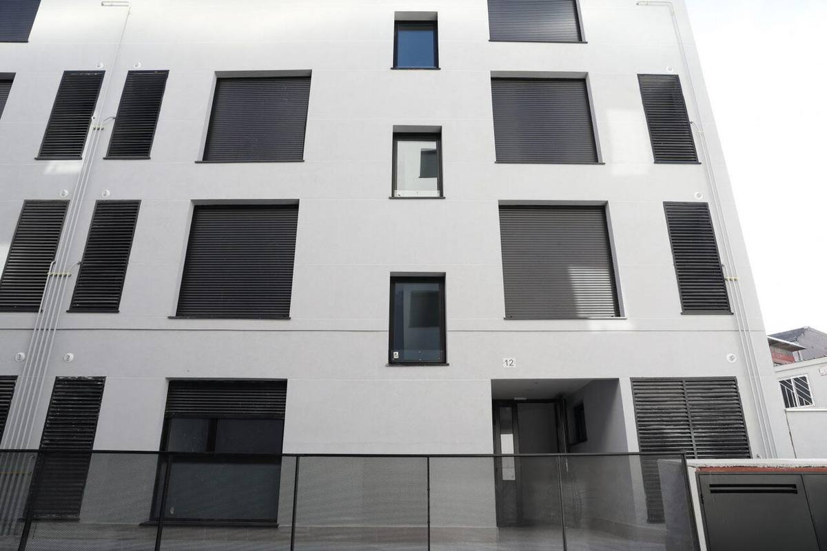 Fachada de un edificio de vivienda nueva en Madrid.