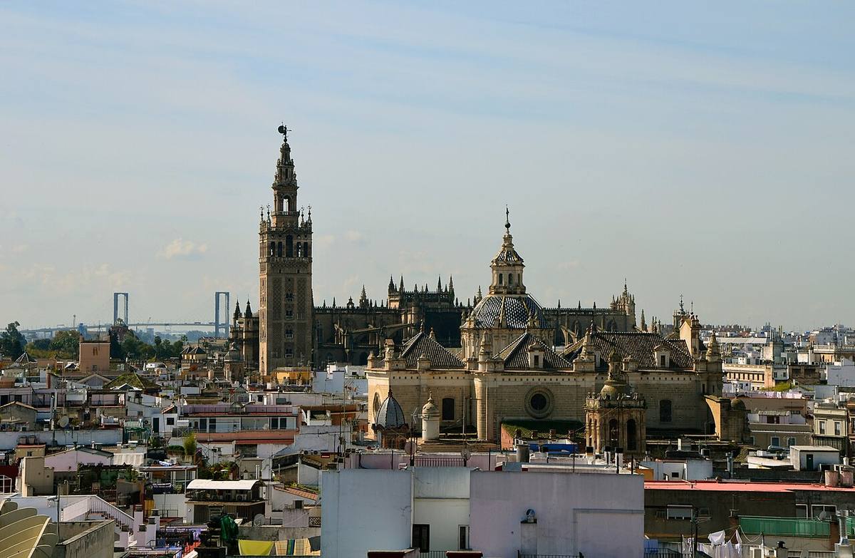 Vista aérea del casco antiguo de Sevilla con la Giralda al fondo.